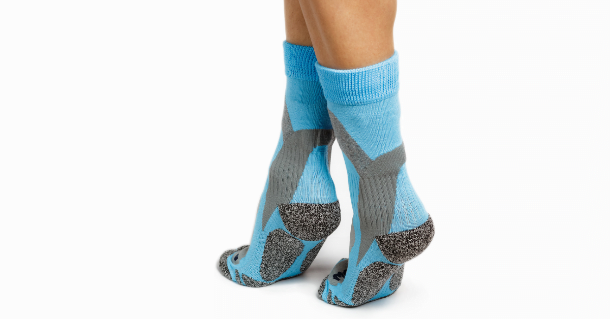 chaussettes bleues contre les pieds qui transpirent