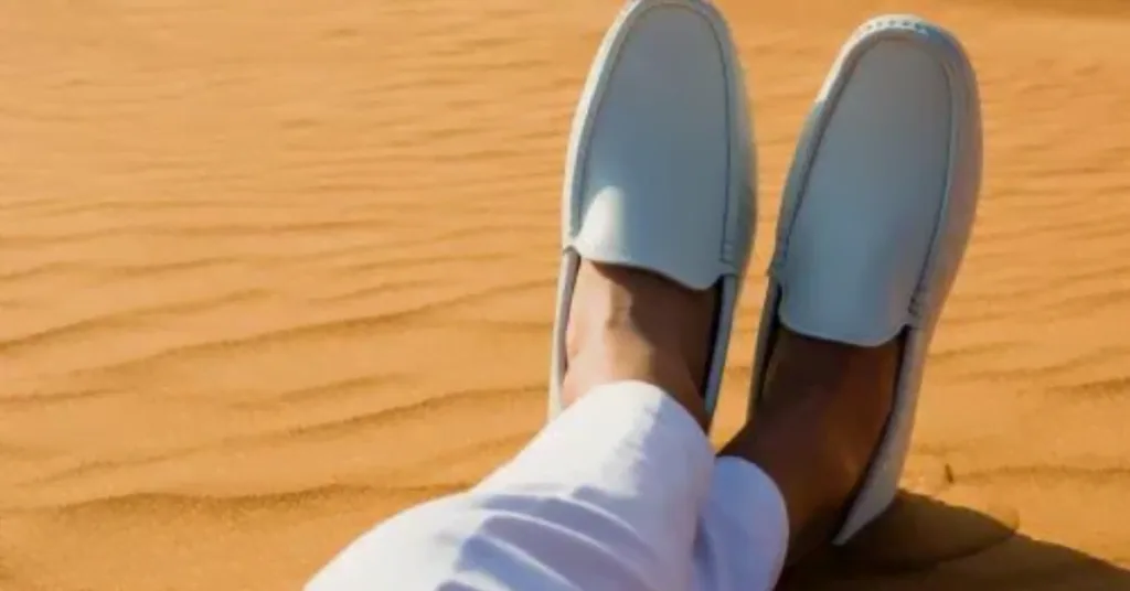 Mocassins pieds nus : sans chaussettes, la transpiration s’infiltre directement dans la doublure